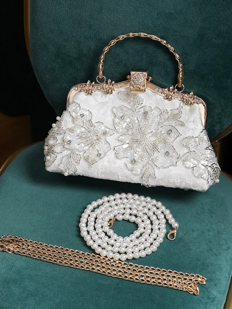 Model carrying the pearl clutch on shoulder with cheongsam dress