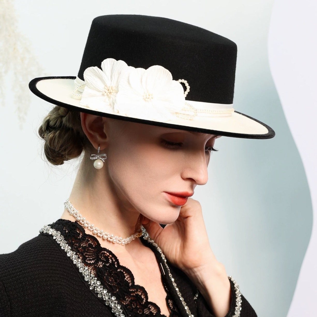 【未使用] アリシアスタン　ウール　Flat Brim Fedora Hat Black White Elegant Flat Brimmed Wool Hat | WAAMII